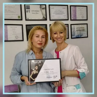 Засновник студії пінжері Юліанна з клієнтом